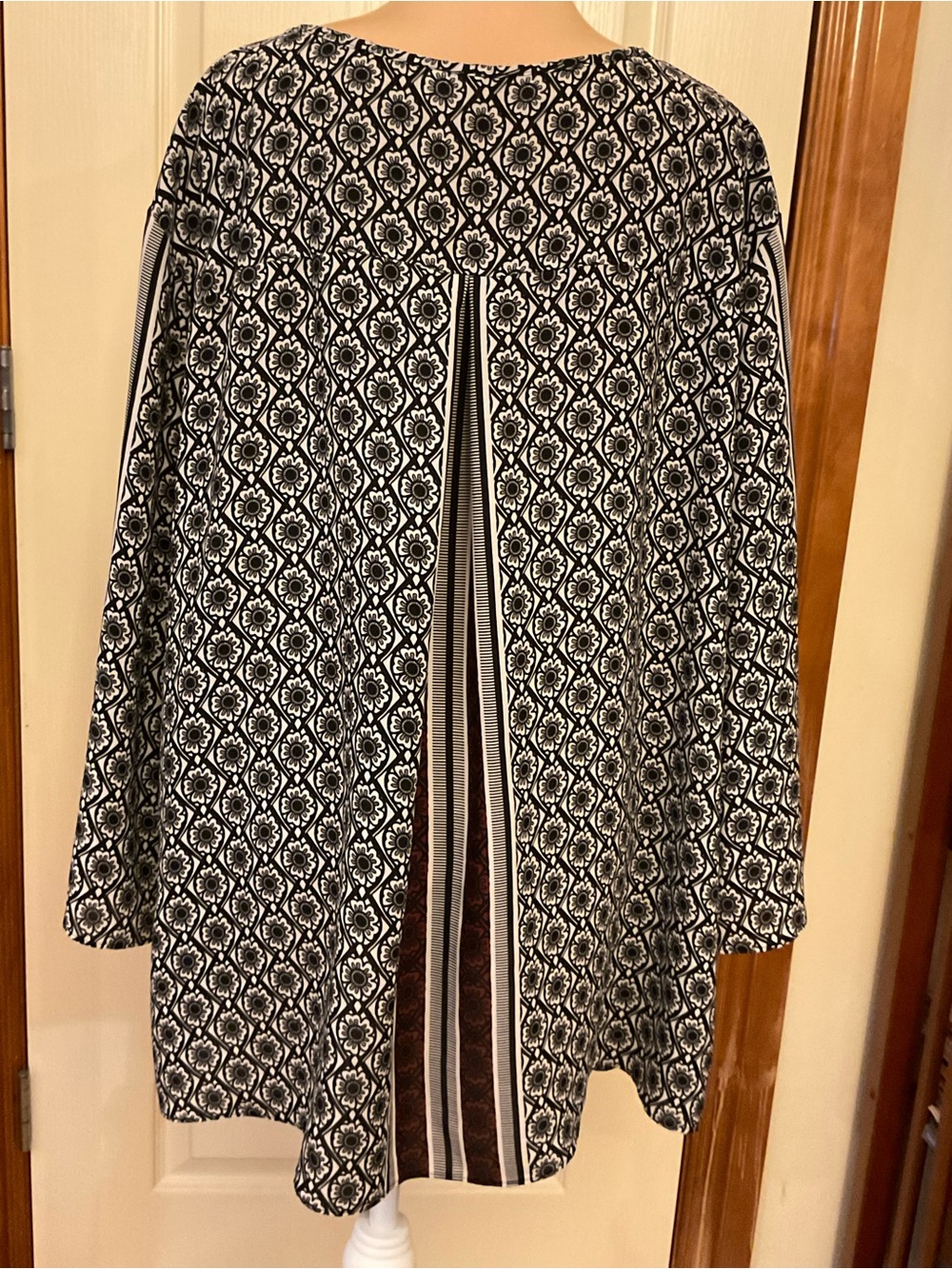Cato Black, White & Maroon Lightweight Geometric Tunic Bell Sleeves 26/28W - Picture 5 of 8